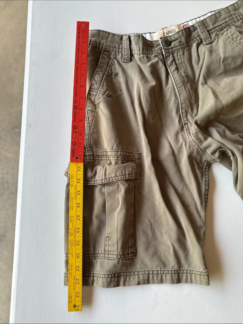Levi’s Men's Cargo Shorts in Olive Green Size 33